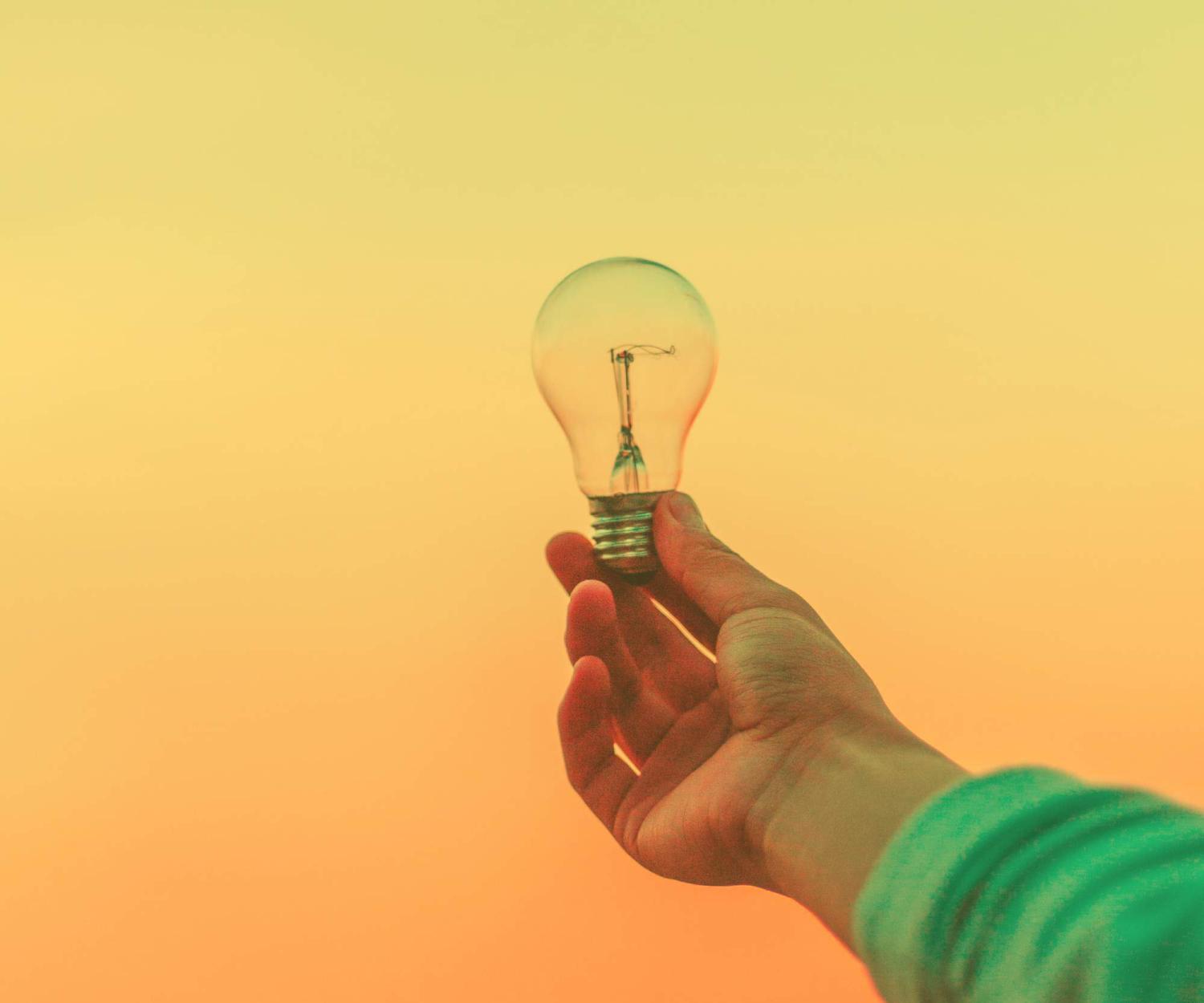 ampoule tendue par la main