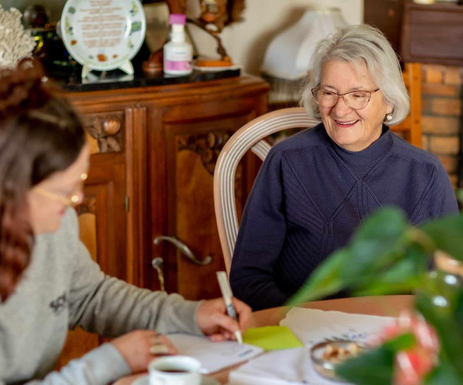 2 personnes qui discutent de rénovation énergétique