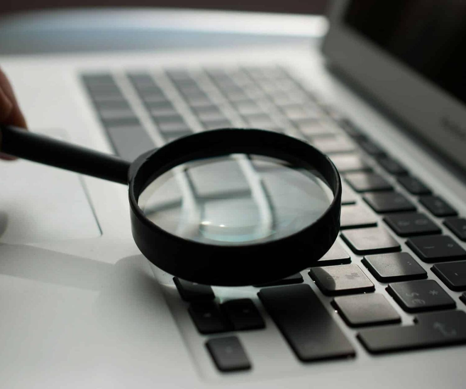 Une loupe sur un clavier d'ordinateur