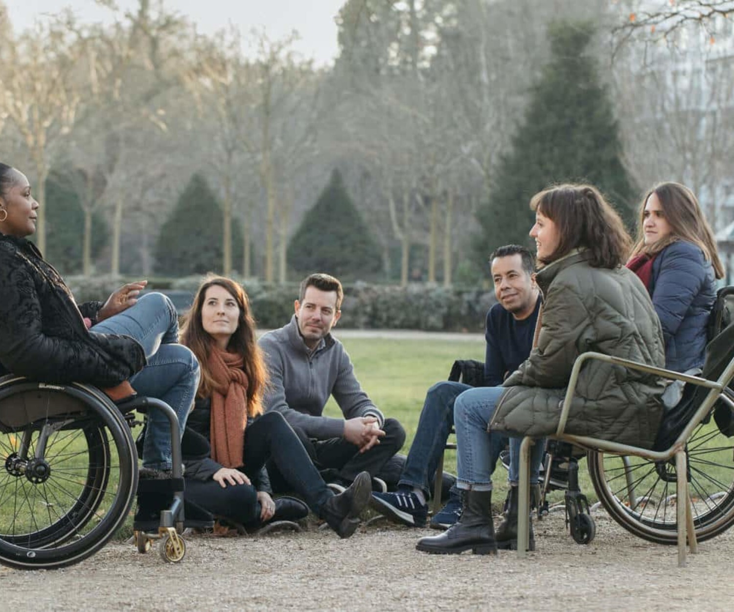 Groupe de personnes valides et handicapées moteur